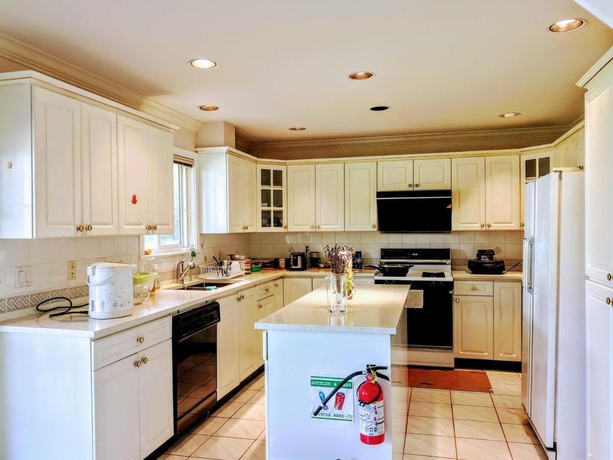 Great Guest Suite In A Gorgeous House New Westminster Bagian luar foto